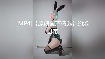 ⚡顶级反差尤物福利女神『美美小气』丝袜塞B，丝袜出来时抽出来的时候水不停的喷