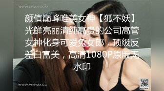 身材不错的妹子就这么裸着身跑到大马路上发疯